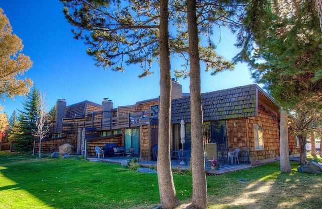 Condo rénové de Tahoe Keys avec vue sur le lac, quai pour bateau, barbecue, près de la plage (TKC0857)