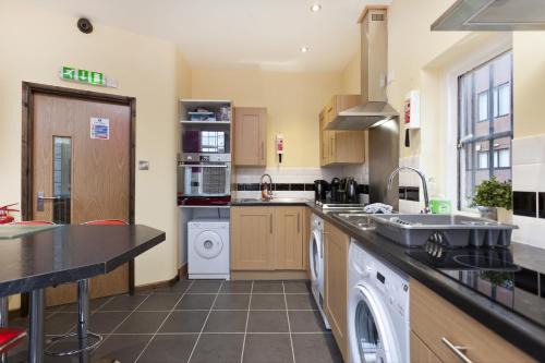 The Emporium Contractors Accommodation - City Centre by Victoria Centre Shopping Centre with 3 Bathrooms - Full Kitchen to Cook as you would at home - Parking for Cars or High Top Vans at five pounds a day
