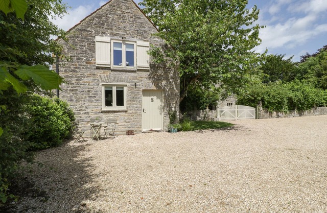 THE END, character holiday cottage, with a garden in Langport