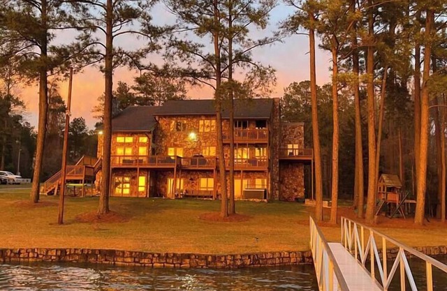 NOUVELLE LISTE! 6000 pieds carrés Lake Wateree Estate w / 4 cheminées, rampe de bateau et quai!