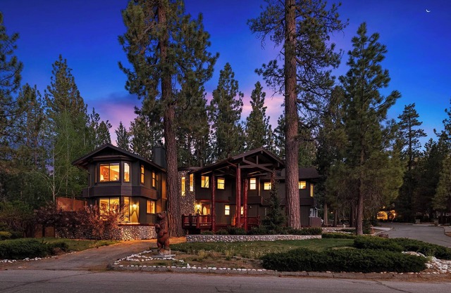 The Evergreen Lodge: Walk to Snow Summit depuis cette escapade de luxe majestueuse! Spa fermé!