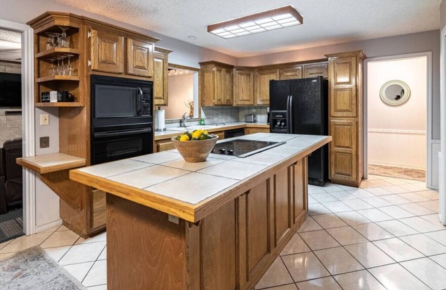 The Fairview - 3BR/2BA - Pool & Hot Tub - Central