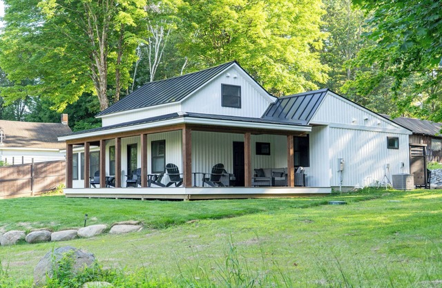 The Farmhouse- Charming 4-bedroom house with Lake Access & Hot Tub.