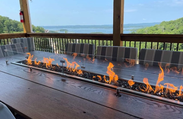 The Farmhouse: Lake View - Fire Tables - Community Pickleball