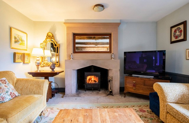 THE FARMHOUSE, pet friendly, character holiday cottage in Bakewell
