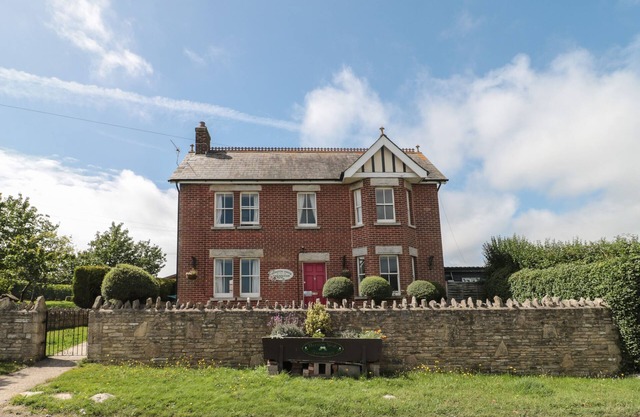 THE FARMHOUSE, pet friendly, with hot tub in Swanage