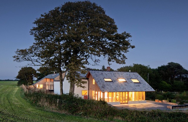 The Farmhouse - sleeps 8 guests in 4 bedrooms