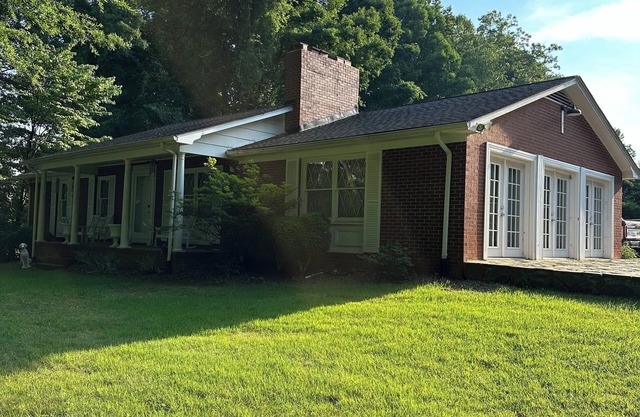 The Farmhouse. Vintage 3-bedroom with WiFi. Mt Airy outskirts. Vineyards nearby.