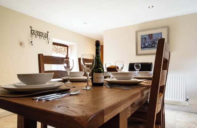 The Farriers Sleeps 5 (2 Bedrooms) Converted Barn with access to High Peak Trail