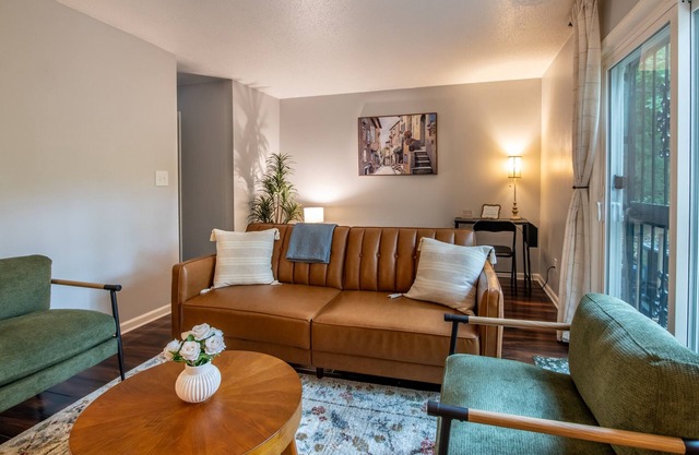 The Fern & Fable - King Bed/TownHome with Deck