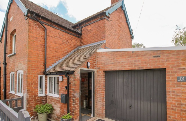 THE FERNS, pet friendly, character holiday cottage in Ludlow