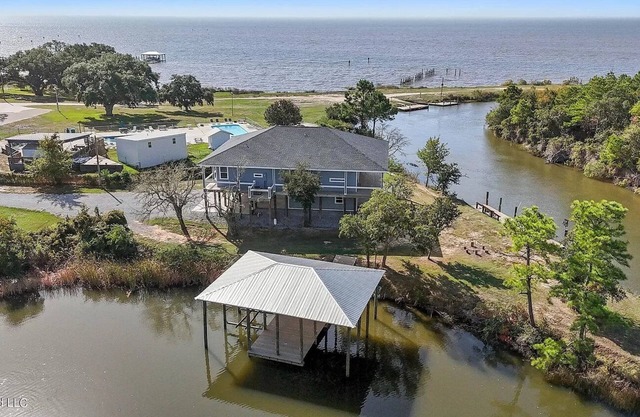 Gorgeous Seaside Cottage. An Authentic Gulf Experience. 2 Docks. Natural Beauty!