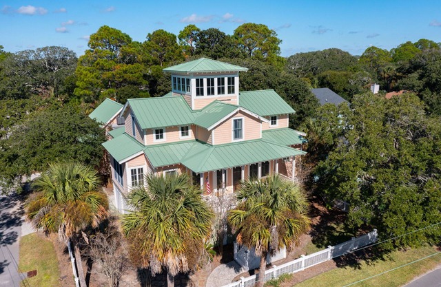 The Folly Peach - Experience Southern Charm in a Spacious Home Steps from the Ocean