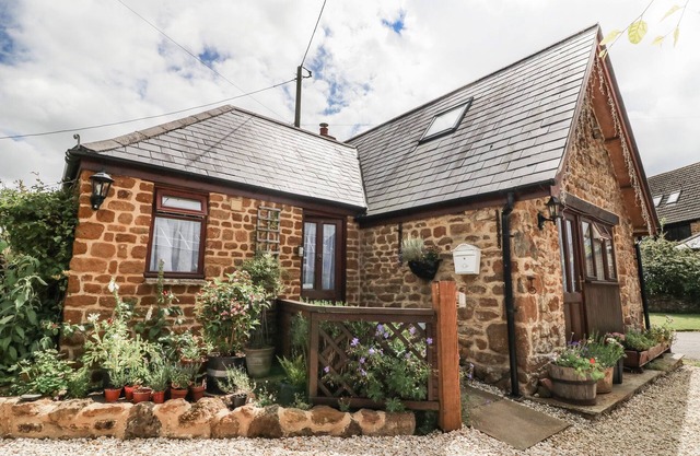 THE FORGE AT SMITHY COTTAGE, romantic, with a garden in Milcombe