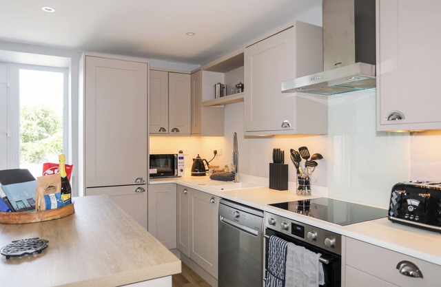 THE FORGE, pet friendly, character holiday cottage in Rhosneigr