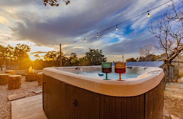 The Four Seasons - A Getaway to White Sands NP and Cloudcroft, NM w/ Hot Tub!