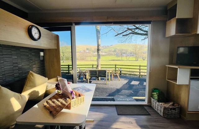 The Fox Den - a camping pod that sleeps 4 guests in 1 bedroom