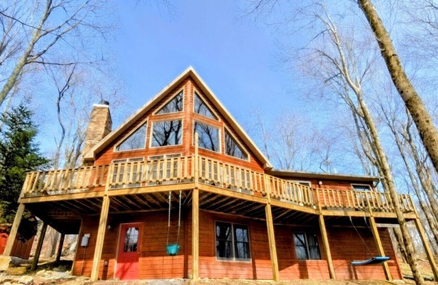 The Fox Den - cabin with hot tub at Alpine Lake!