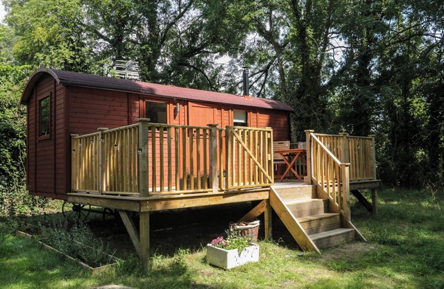 THE FOXES DEN SHEPHERDS HUT, pet friendly in Oldbury-On-Severn