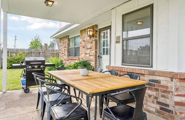 The Full House—10 beds~Near Rose District~Shuffleboard~Poker Room~Game Room