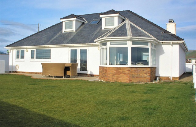 THE GABLES, pet friendly, country holiday cottage in Tywyn