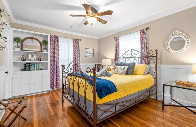 The Gameroom on Madison - Large Home Accommodates 12 Guests (102 Madison Ter)