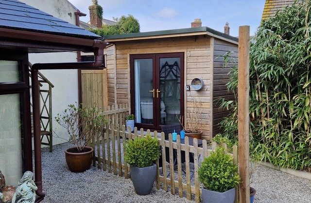 Studio-Douche-Vue sur Jardin-The Garden Room