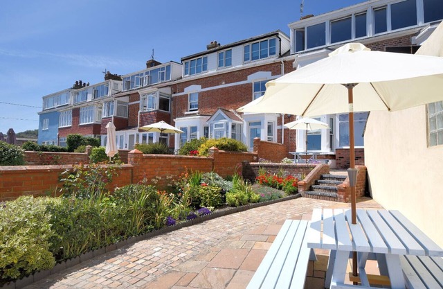THE GARDEN SUITE, pet friendly, country holiday cottage in Lyme Regis