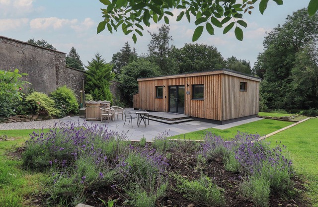 THE GARDENER'S RETREAT, pet friendly, with hot tub in Penruddock