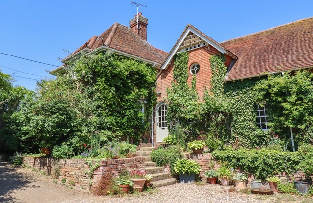 THE GATE HOUSE, pet friendly, with open fire in Colne Engaine