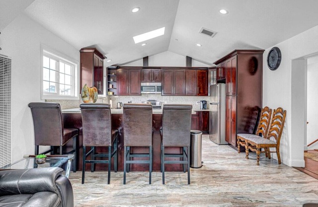The Retreat 6BD 4BA villa-10 Min Walk to Beach Near Monterey Downtown & Aquarium