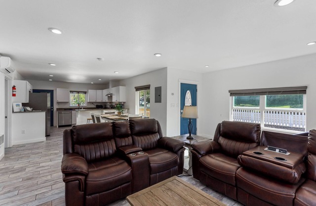 Full House! Super clean, Super comfortable and Super private!