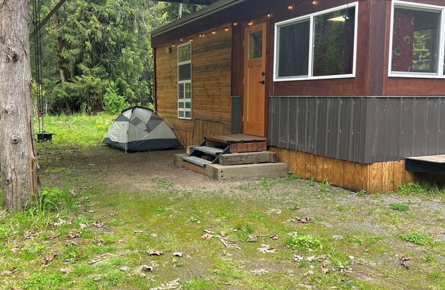 The Gem a cozy, Tiny home in Glacier.