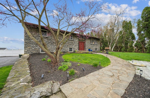 The Getaway a River View Home w/Pool & Hot Tub