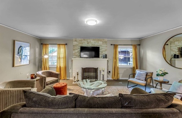 THE GIANT! Downtown! Sleeps 16! 7 bd/4 Ba -10 beds