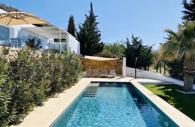 The Glass House - Une élégante villa minimaliste et une piscine avec de belles vues ...