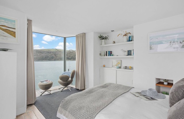 The Glass House, Fowey Luxury, parking & mooring
