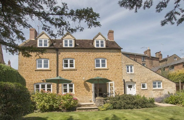 Le Glen est une maison familiale spacieuse datant du début du XIXe siècle avec un grand jardin.