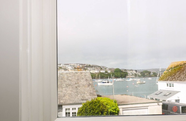 THE GLEN, pet friendly, character holiday cottage in Flushing