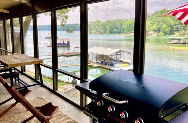 The Glennadair on Smith Lake
