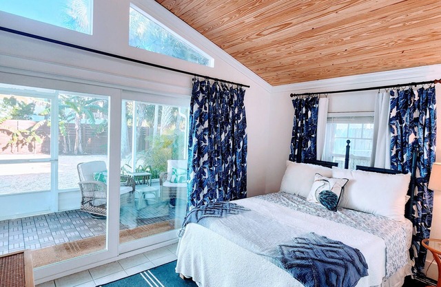 The Golden Hour Cottage: a block & a half to the beach & 1 mile to downtown!