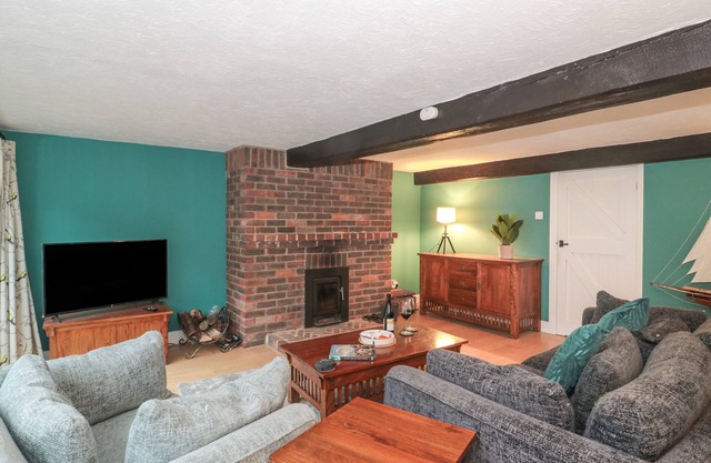 THE GRAIN STORE, pet friendly, with open fire in Weymouth