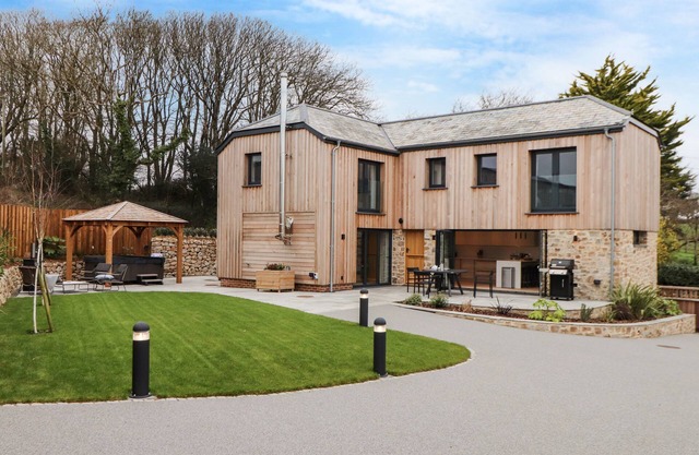 THE GRANARY AT BOSKENSOE BARNS, pet friendly in Mawnan Smith