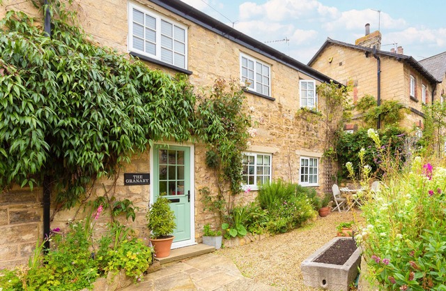 THE GRANARY, character holiday cottage, with open fire in Aberford