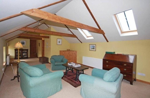 THE GRANARY, pet friendly, with a garden in Newton-By-The-Sea