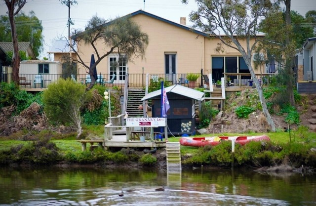 El granero en la antigua orilla del río Noarlunga
