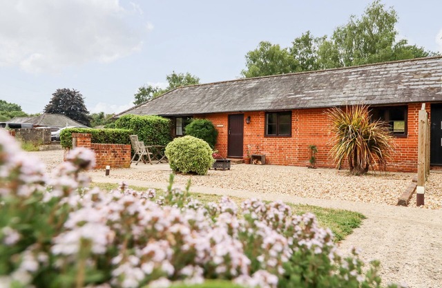 THE GRANARY, pet friendly, character holiday cottage in Polstead