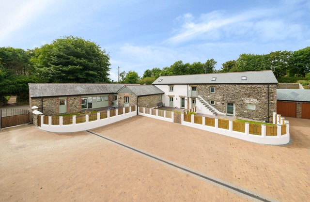 THE GRANARY, pet friendly, luxury holiday cottage in Camelford