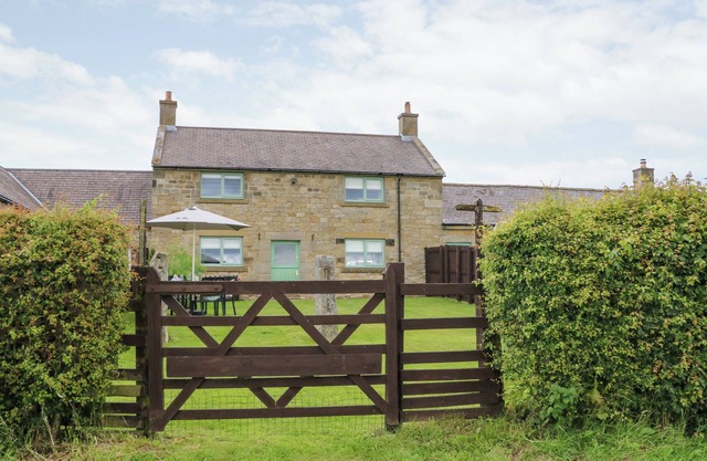 THE GRANARY, pet friendly, with a garden in Morpeth