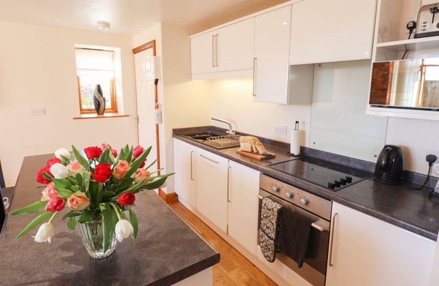THE GRANARY, pet friendly, with a garden in North Somercotes